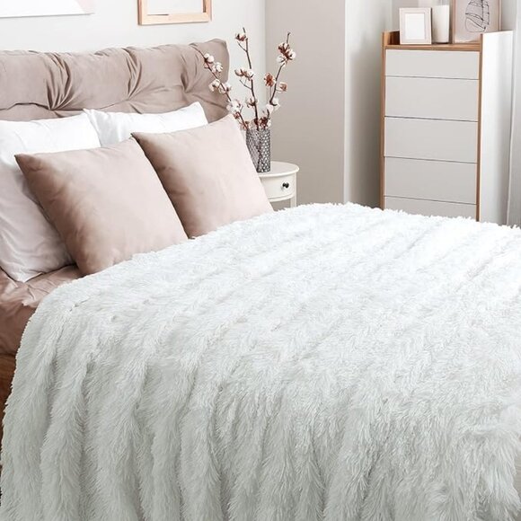 TOONOW Extra Soft Fuzzy Faux Fur Blanket Queen Size 78"x90", Reversible … - Picture 9 of 16